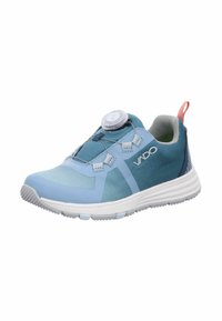 Scarpa atletica azzurro chiaro con tomaia liscia, dettagli in rete, chiusura a rotella per la regolazione della vestibilità e suola in gomma grigia testurizzata.