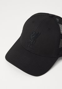 Schwarze Baseballkappe mit Netzrücken, ausgestattet mit einem gestickten Liverpool F.C. Logo in passendem Schwarz. Strukturierter Schirm und verstellbarer Verschluss.