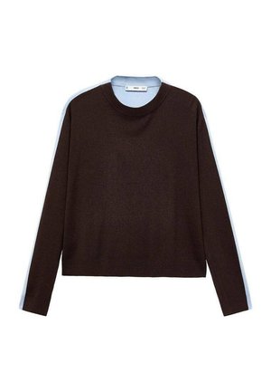 Donkerbruin lange mouwen crewneck trui met geribbelde manchetten en zoom, weergegeven op een witte achtergrond.