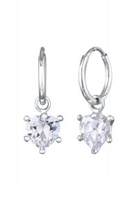Sølv ørehængere med hjerteformede, klare krystaller, fastgjort med klips. Hver ørehænger har en glat metallic finish.