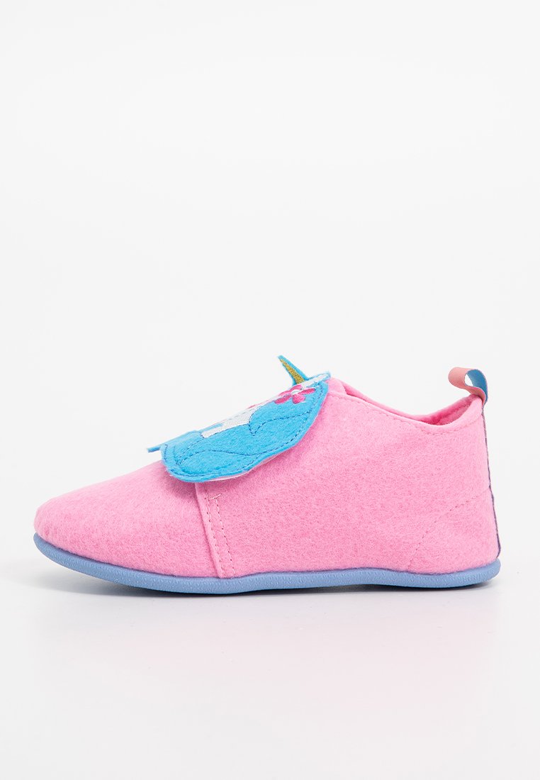 Rosa Filzschläppchen mit einer strukturierten blauen Zunge, ausgestattet mit dekorativen Akzenten und einer weichen Sohle. Einfaches Design ohne sichtbare Verschlüsse.