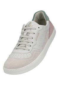 Sneaker in pelle bianca con accenti in suede grigio, caratterizzata da una punta arrotondata, dettagli perforati, lacci color crema e un collare verde scuro.