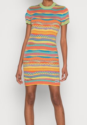 Robe tricotée ajustée à manches courtes avec des rayures horizontales multicolores et des motifs texturés, avec une petite étiquette "Ragged" près de l'ourlet.