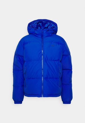Blauwe donsjack met capuchon, ritssluiting aan de voorkant, ritssluitingen aan de zijzakken en elastische manchetten, ontworpen voor koud weer.