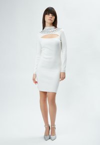 INFLUENCER CUT-OUT  - Strickkleid - off white