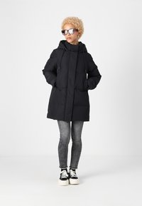 Vero Moda Petite VMLEONIELEA JACKET - Dūnu jaka - black