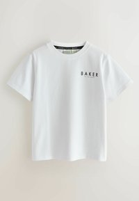 Balti trumpomis rankovėmis marškinėliai su juodu užrašu „BAKER by Ted Baker“ ant kairiojo krūtinės, kabančio ant šviesaus fono.