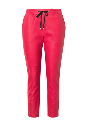 Rode nepleer broek met een slim fit, elastische tailleband, verstelbaar zwart trekkoord en subtiele textuurdetails.