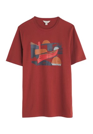Rode katoenen t-shirt met ronde hals. Kenmerkt zich door een grafisch ontwerp van een boot en abstracte vormen in blauwe, oranje en beige kleuren.