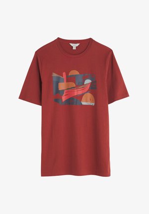 Rode katoenen t-shirt met ronde hals. Kenmerkt zich door een grafisch ontwerp van een boot en abstracte vormen in blauwe, oranje en beige kleuren.
