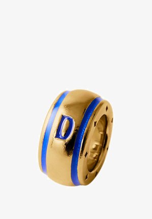 Amuleto de color dorado con un acabado suave, que presenta rayas azules y una "D" en relieve en un lado, con forma redondeada y orificio interior.