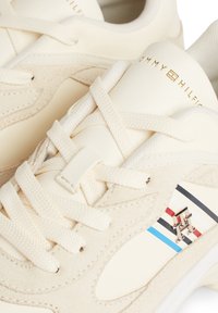 Tommy Hilfiger Trainers - off-white