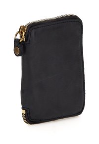 Portafoglio in pelle nera con zip dorata e tirante, rettangolare con angoli arrotondati, posizionato verticalmente su una superficie bianca.