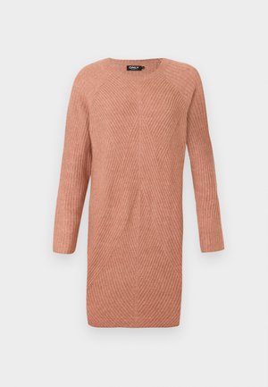 Robe pull en tricot à manches longues de couleur pêche, avec un motif en côtes en chevron et un col rond.