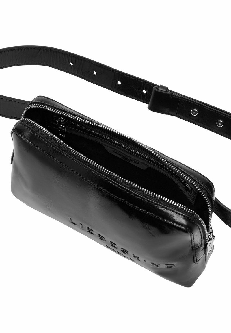 Schwarze Leder Umhängetasche mit rechteckiger Form, mit Reißverschluss und geprägtem Logo-Detail. Verstellbarer Riemen mit mehreren Löchern zur Längenanpassung.