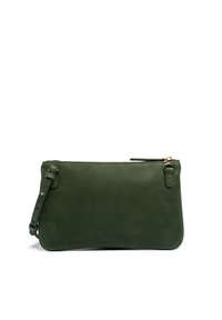 Groene leren clutch met een soepele textuur, voorzien van een ritsluiting, afneembare schouderband en een subtiele reliëflogo aan de voorkant.