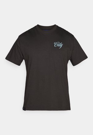 Mustat puuvillaiset lyhythihaiset t-paidat, joissa on vasemmassa rinnassa vaaleansininen "City" -grafiikka. Yksinkertainen muotoilu, pyöreä kaula-aukko ja rento istuvuus.