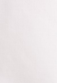 Tissu blanc texturé avec un motif tissé subtil et une légère nuance blanc cassé.