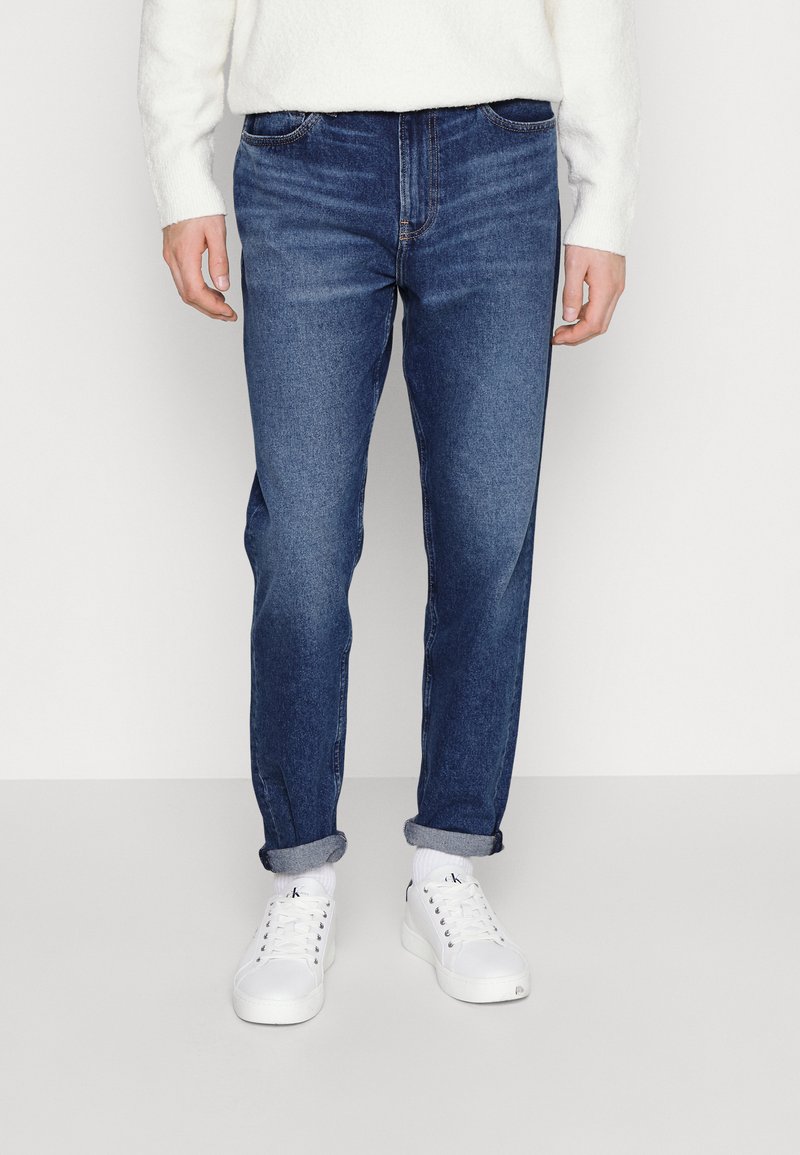 Calvin Klein Jeans REGULAR TAPER Jeans relaxed fit denim dark/mörkblå denim Zalando.se