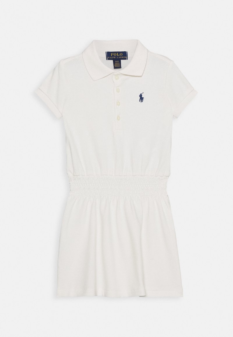 Valkoinen lyhythihainen polo-mekko, jossa on kaulus, nappilista, joustava vyötärö ja pieni tummansininen brodeerattu logo rinnassa.