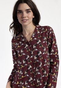 Camisón de pijama de Mickey Mouse en burdeos, con un diseño de botón, cuello y mangas largas con una textura de tela suave.