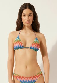 Vícebarevný bikini s cikcak vzorem v živ�ých barvách, vyrobený z texturované tkaniny s uvazováním za krkem a kovovým zapínáním.