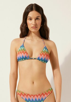 Flerfärgad bikini med ett zigzag-mönster i livliga färger, tillverkad av texturerad tyg med halterneckband och en metallspänne.