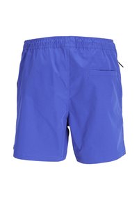 Shorts de bain bleus avec taille élastique, poche arrière et tissu lisse uni. Aucun motif ou accent visible.