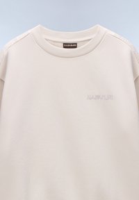 Lichtbeige sweatshirt met ronde hals, ribgebreide mouwen en geborduurd logo. Heeft een gestructureerd patroon op de mouwen voor extra detail.