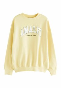 Gelbes Sweatshirt mit "AMALFI" in weißen Buchstaben gestickt und "Conca dei Marini" in kleinerer Schrift. Mit Rundhalsausschnitt und gerippten Bündchen.