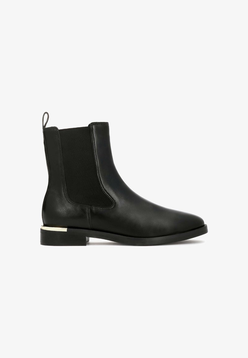 Bottine Chelsea en cuir noir avec panneaux latéraux élastiques, talon bas avec détail argenté et languette à l'arrière.