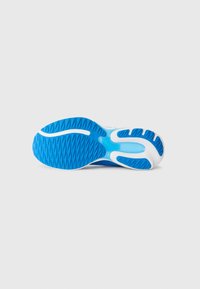 Suela de zapato deportivo azul con goma texturizada para agarre, con acentos blancos y diseñada para proporcionar amortiguación y flexibilidad.