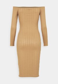 Gładka, beżowa sukienka typu off-the-shoulder z prążkowanego materiału, posiadająca długie rękawy i dopasowany krój, spadająca do kolan. Gładka tekstura.