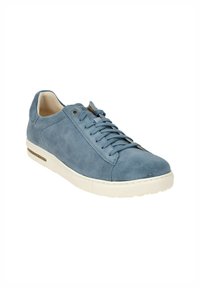 Sneaker in suede di colore azzurro chiaro con punta arrotondata, suola in gomma bianca e design con lacci coordinati. Presenta una finitura leggermente strutturata.