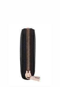 Schwarze Reißverschluss-Geldbörse, seitlich betrachtet, mit goldenem Reißverschluss und einem metallischen Zipper-Anhänger, auf dem der Markenname "GUESS" eingraviert ist.