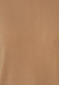 Amostra de tecido louro, textura suave, leveza com um brilho subtil, uniformemente colorida, sem padrões ou ferragens visíveis.