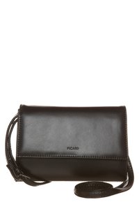 Zwarte leren crossbodytas met een gladde textuur, rechthoekige vorm en een dunne verstelbare schouderband. Voorzien van minimale branding.