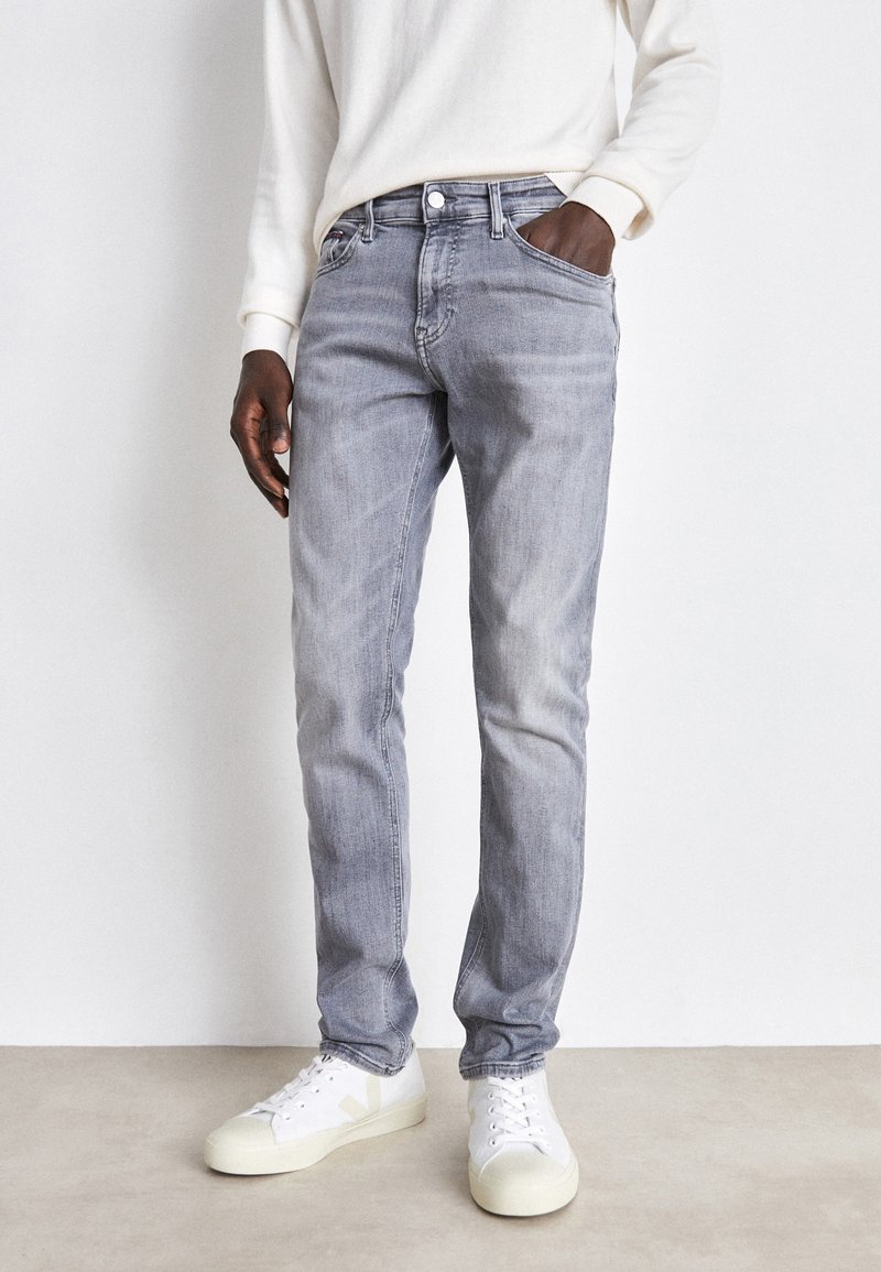 Tommy Jeans - SCANTON SLIM - Kavbojke slim fit - grey, Povečajte