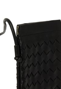 Sort vævet læder clutchtaske med en glat finish, der har en afrundet topkant og metalhardware til lukning.