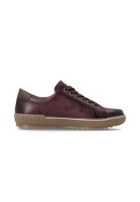 Baskets casual en cuir marron foncé avec lacets et semelle épaisse en caoutchouc marron clair, vues de côté sur fond blanc.
