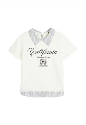 Camisa blanca de manga corta con cuello y dobladillo a rayas. Presenta el texto "California Living the Dream" y un emblema decorativo en negro.