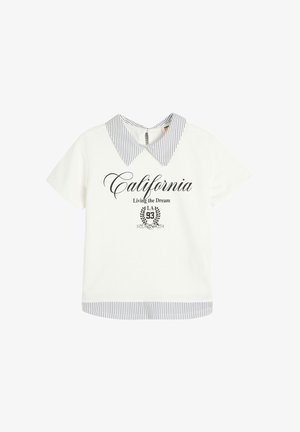 Camisa blanca de manga corta con cuello y dobladillo a rayas. Presenta el texto "California Living the Dream" y un emblema decorativo en negro.