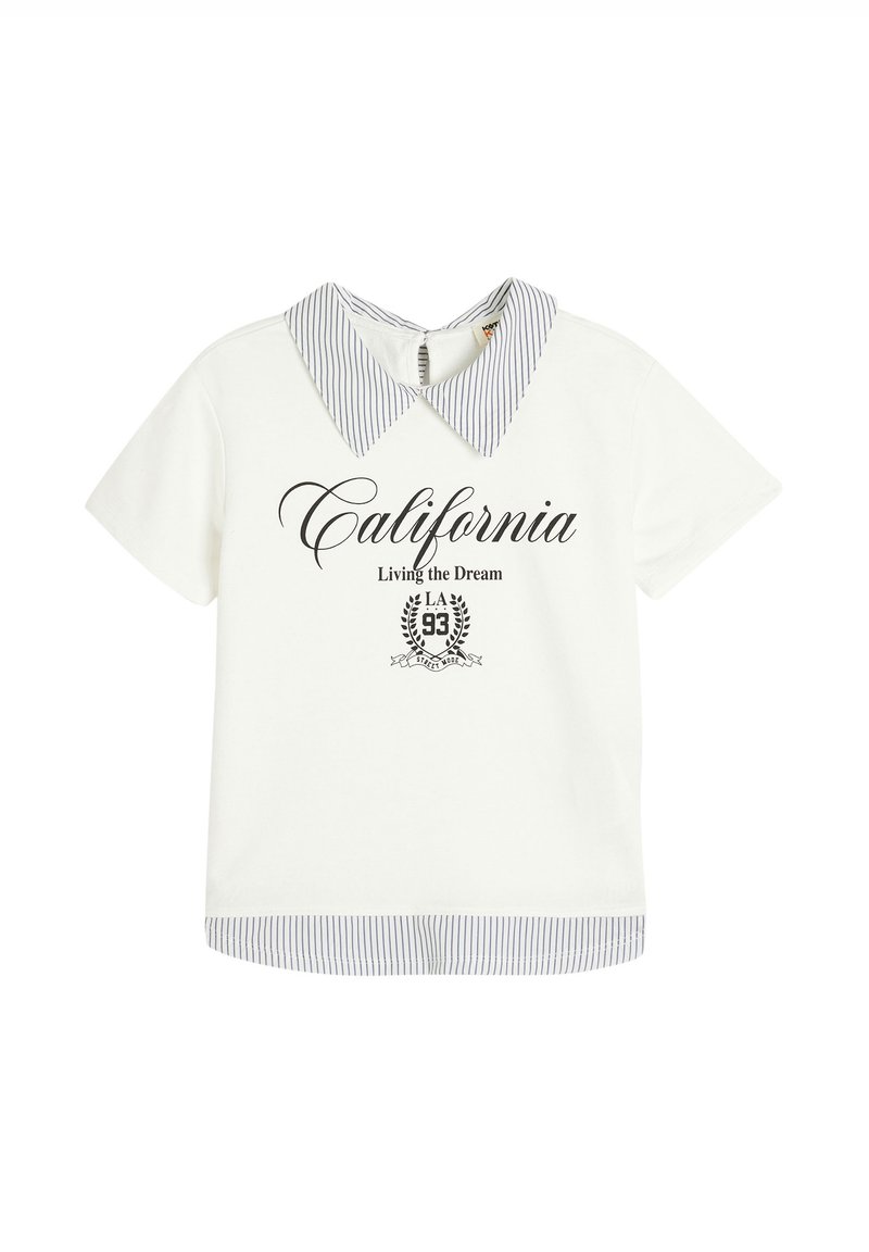 Camisa blanca de manga corta con cuello y dobladillo a rayas. Presenta el texto "California Living the Dream" y un emblema decorativo en negro.