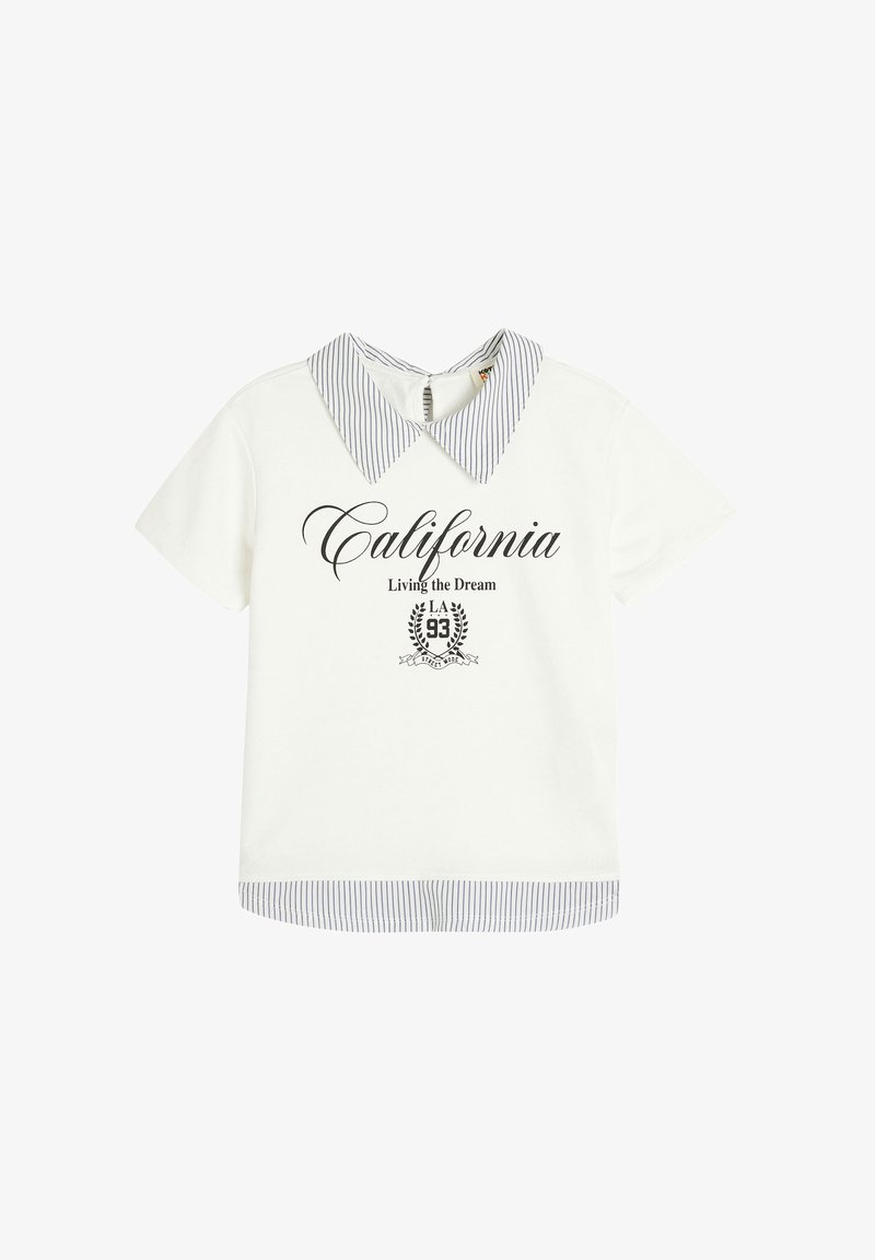 Hvid kortærmet skjorte med en stripet krave og kant. Har teksten "California Living the Dream" samt et dekorativt emblem i sort.