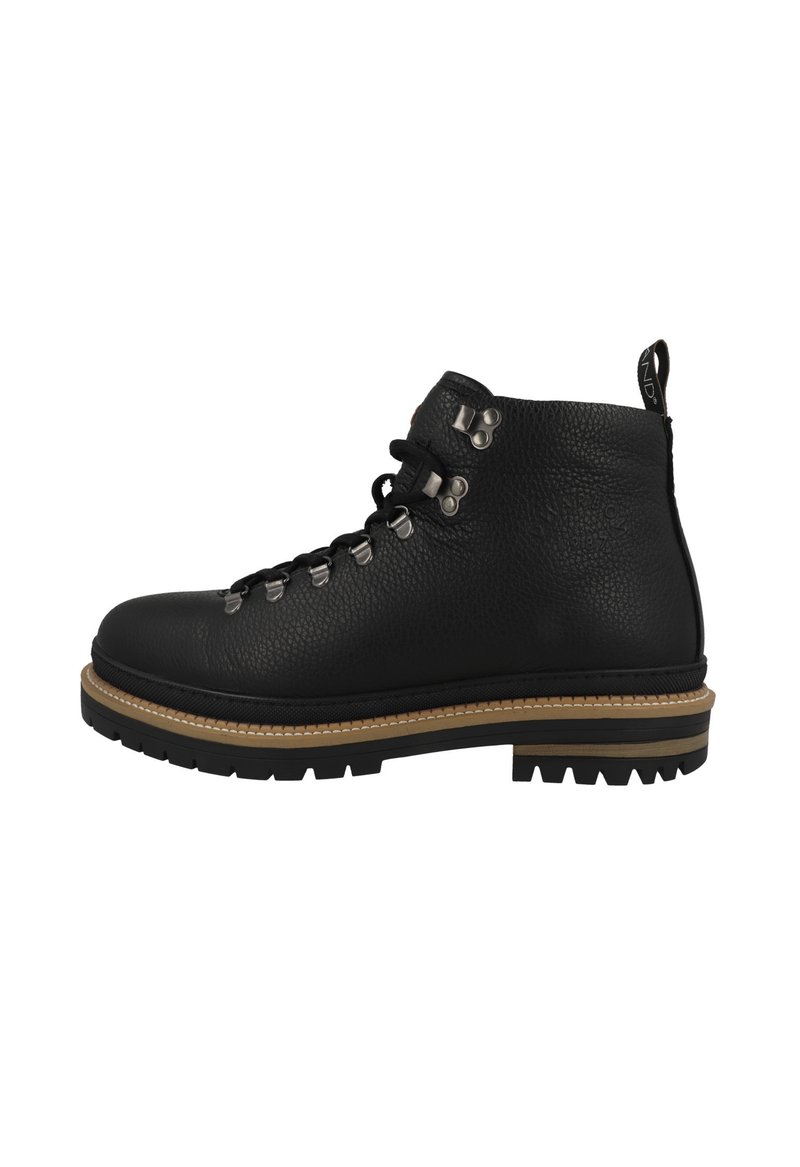 Scarpe da trekking nere in pelle con una finitura testurizzata, hardware in metallo, suola leggera contrastante e battistrada robusto per una maggiore aderenza.