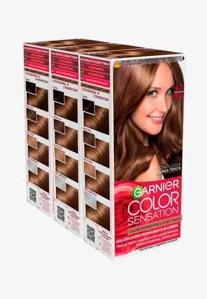 Le scatole di colorazione per capelli Garnier Color Sensation presentano un modello con capelli castani, tre campioni di colore e un packaging vivace con accenti rossi e codici QR.