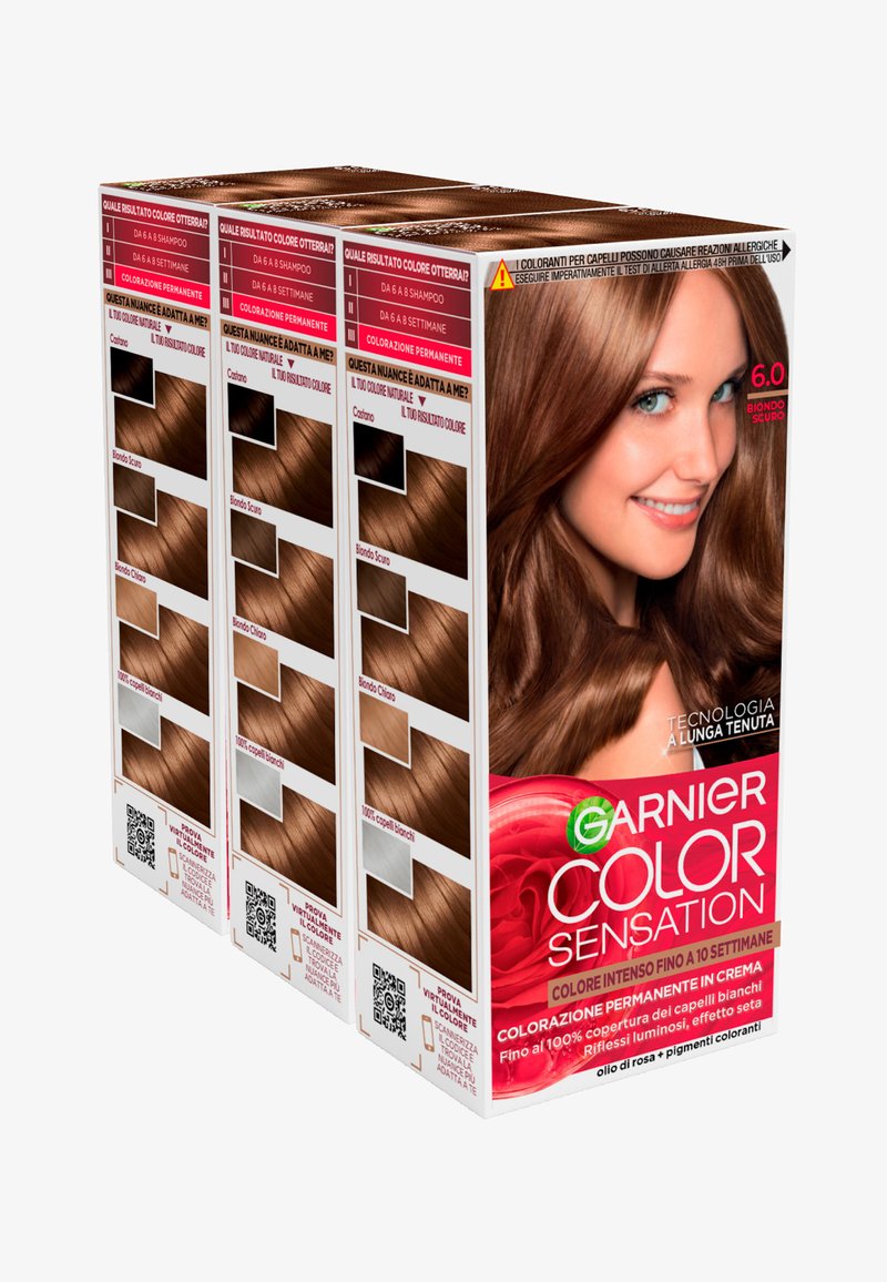 Le scatole di colorazione per capelli Garnier Color Sensation presentano un modello con capelli castani, tre campioni di colore e un packaging vivace con accenti rossi e codici QR.