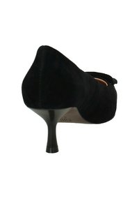 Scarpa nera in suede con tacco affusolato, punta rotonda e silhouette slanciata. Presenta una superficie liscia e minimi accenti.