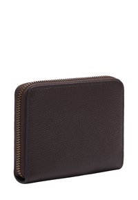 Brązowy skórzany portfel o teksturowanej, ziarnistej powierzchni. Posiada złocisty zamek błyskawiczny i prostokątny kształt. Kompaktowy design odpowiedni na karty i gotówkę.
