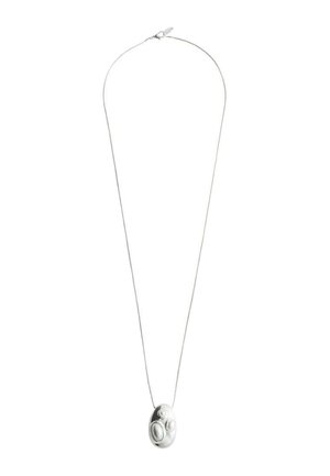 Collier en argent avec une chaîne fine et un pendentif ovale comportant trois formes ovales en relief de tailles variées.
